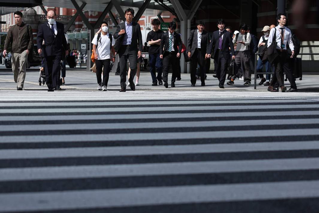 Прохожие на улицах Токио 