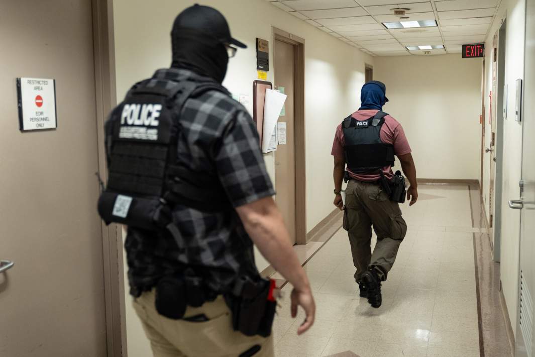 Сотрудники иммиграционной и таможенной службы США