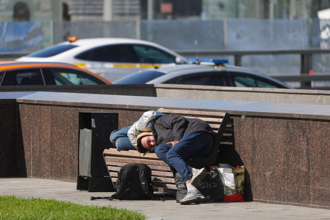 Бездомные спят на улице