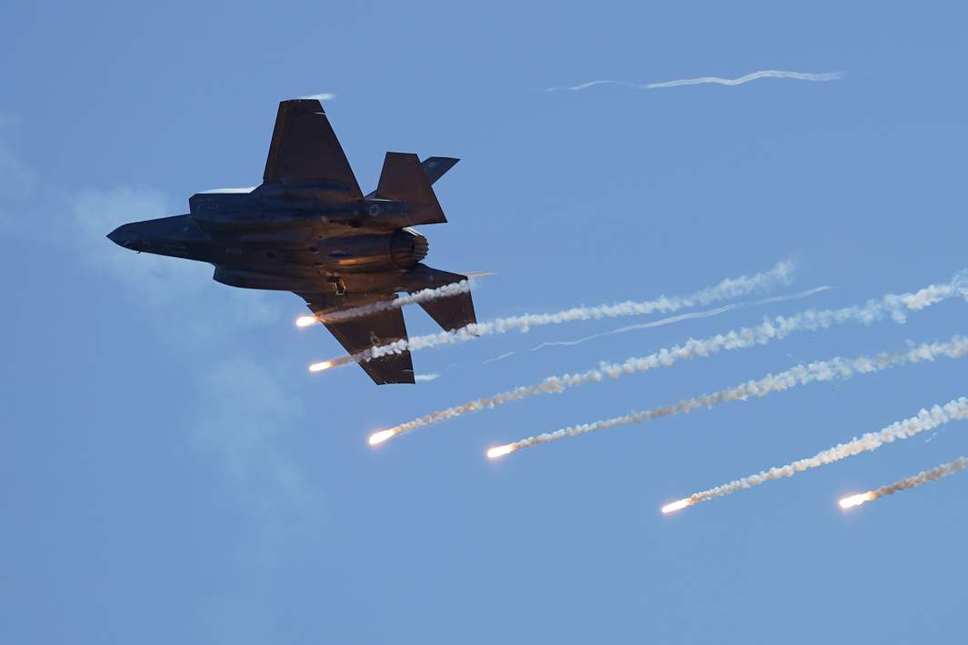 F-35 Lightning II отстреливает тепловые ловушки 