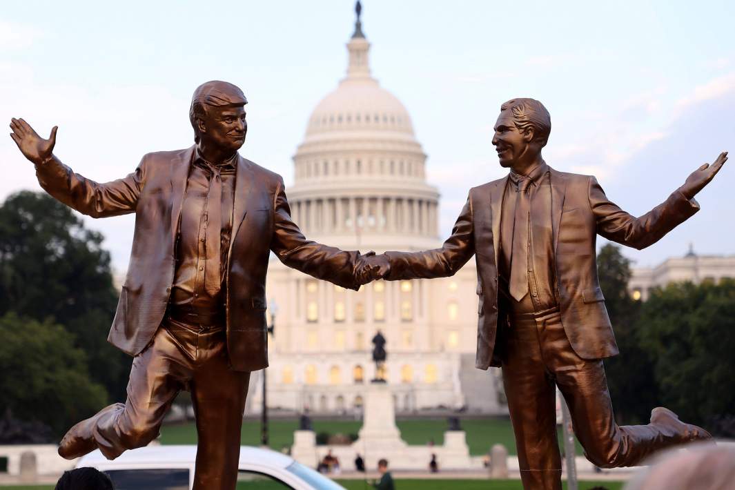 Скульптуры Дональда Трампа и Джеффри Эпштейна