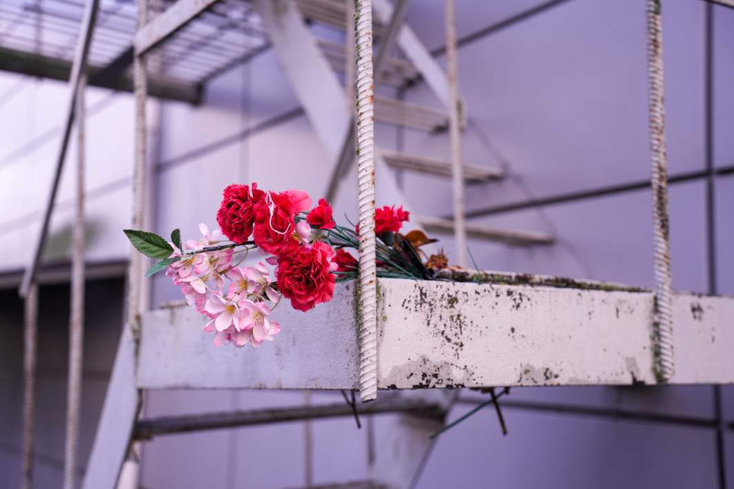 Цветы на месте гибели гражданских людей