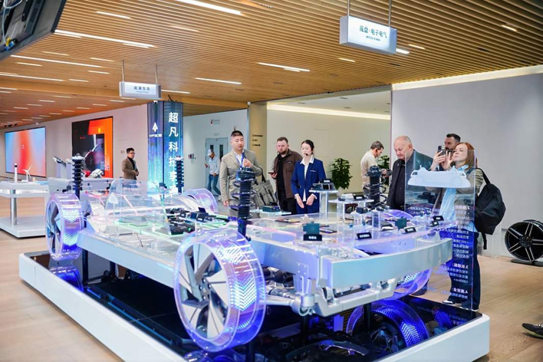 GAC R&D центра компании, российским журналистам показали макет будущей модели машины, в которой все управление всеми фикциями осуществляется «по воздуху».