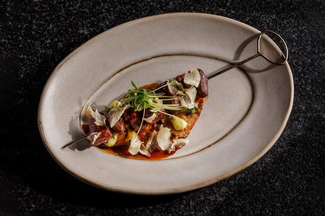 Куриные сердца, сельдерей, чесночные чипсы