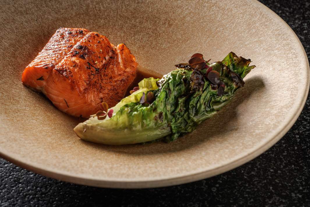 Форель на березовом полене с кокосово-перечным соусом