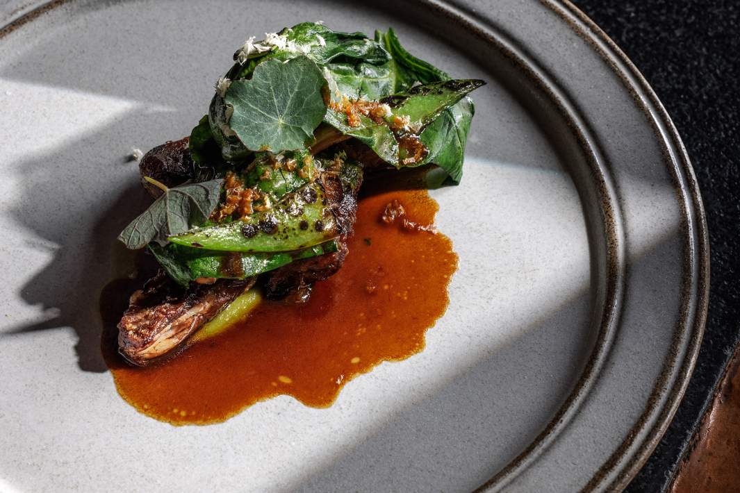 Говяжье ребро, вешенки, молодой горошек