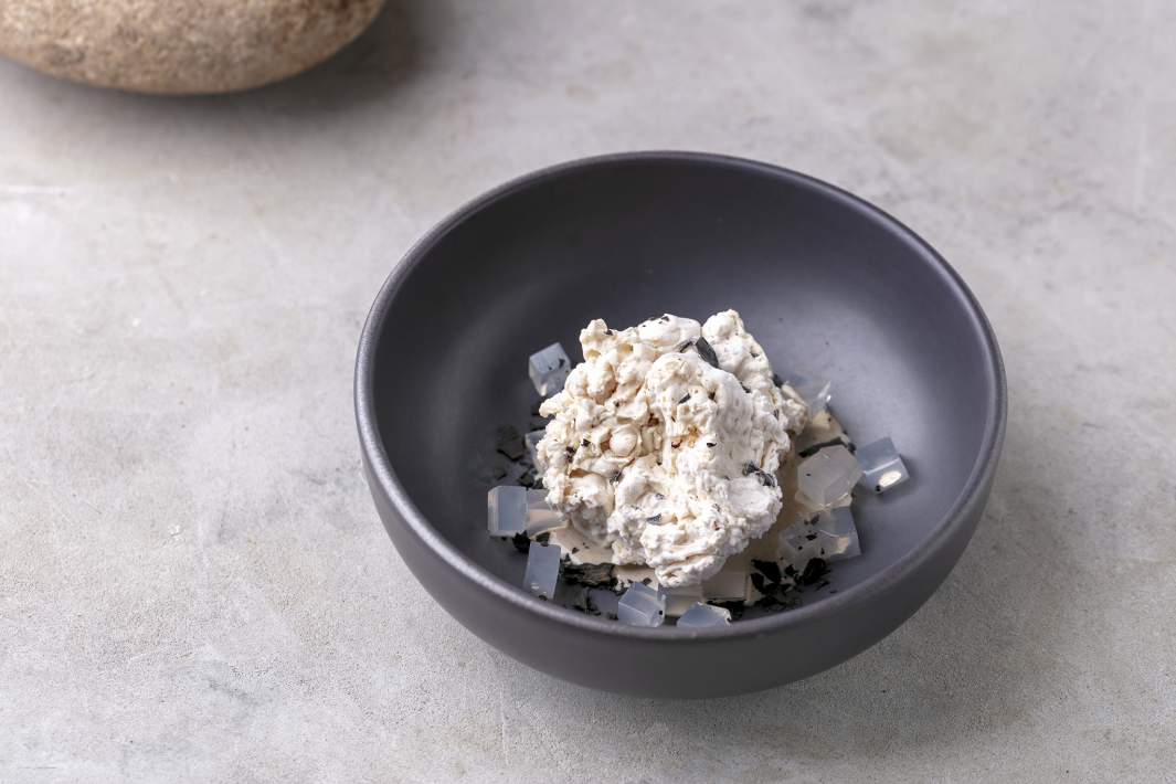 Крем из ежовика соусом из подберезовиков и желе на основе комбучи из березового сока