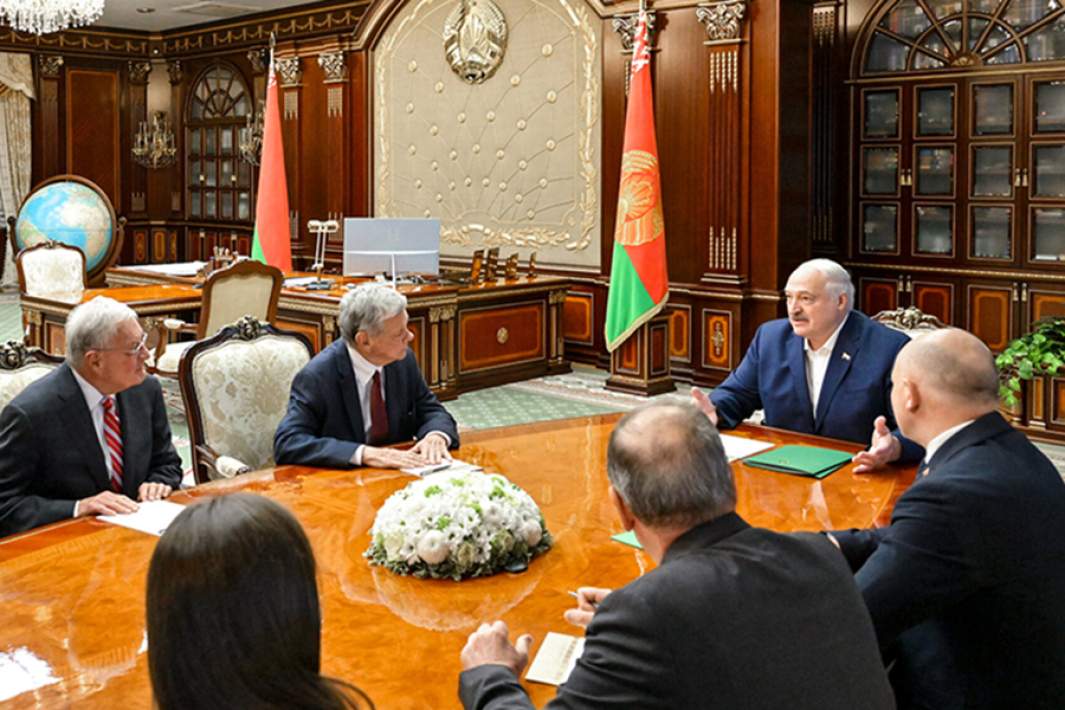 Президент Белоруссии Александр Лукашенко во время встречи с специальным посланником Президента США по Украине Китом Келлогом. 21 июня 2025 года
