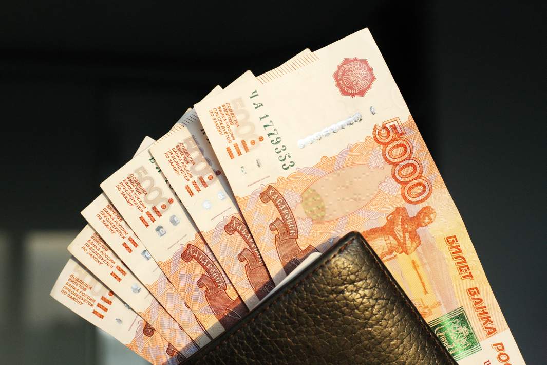 Рублевые купюры в кошельке 