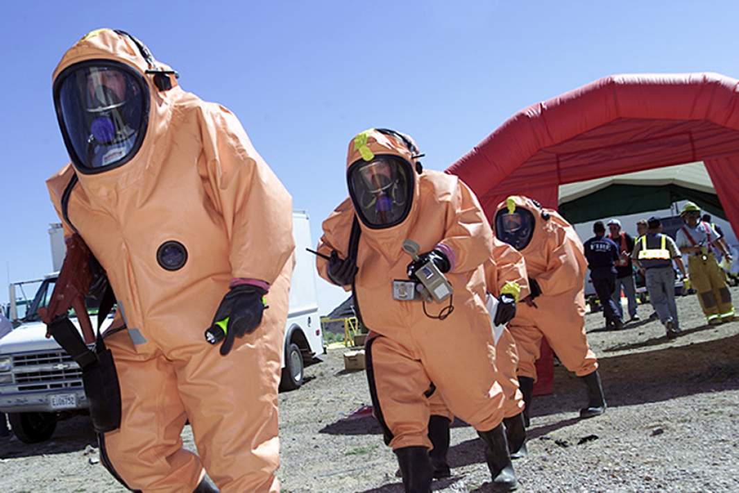 Люди в защитных костюмах 