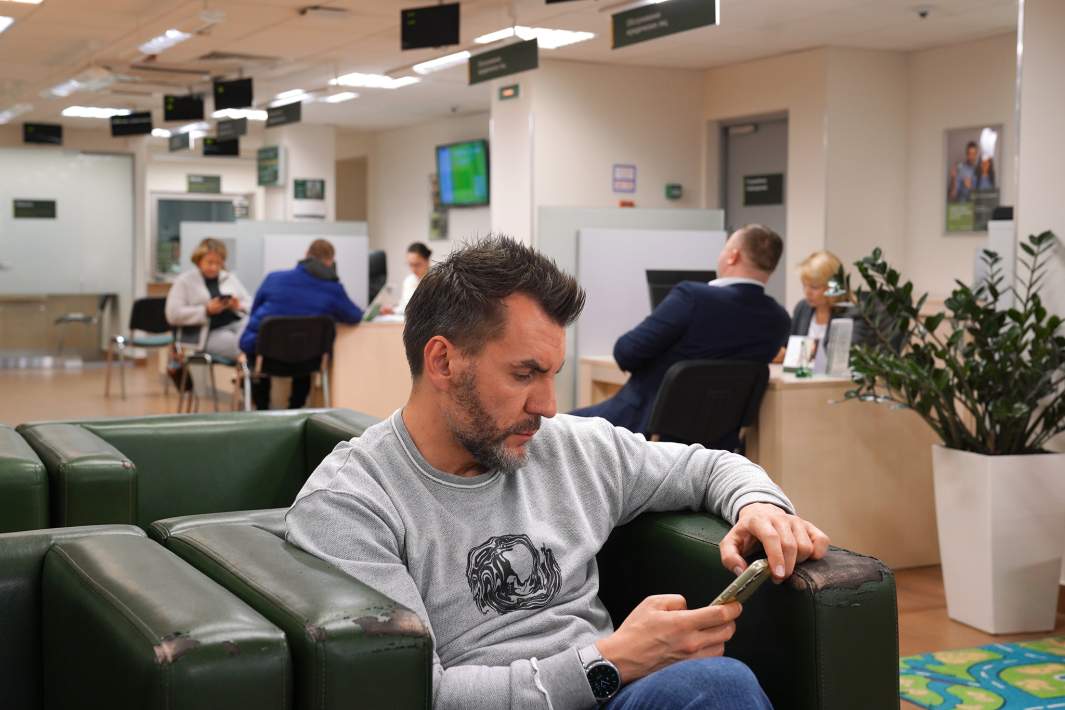 Посетители отделения банка