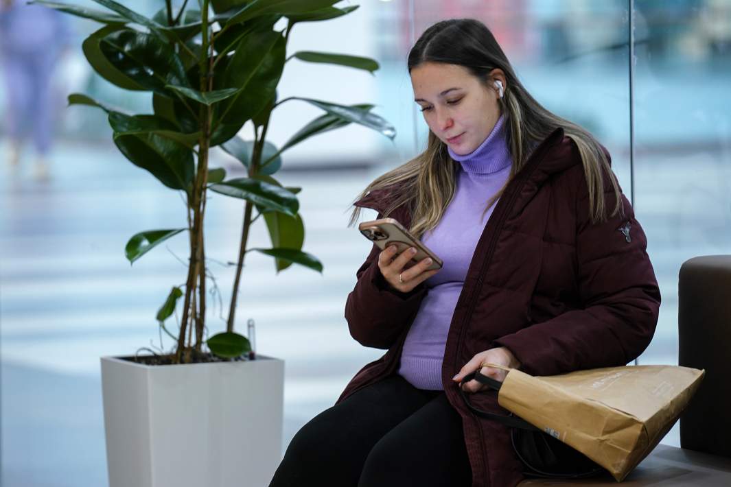 Девушка смотрит в телефон 