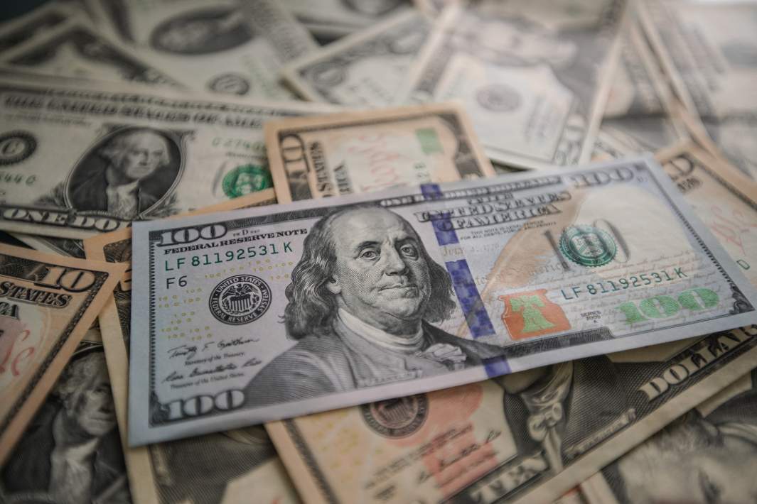 Денежные купюры доллары