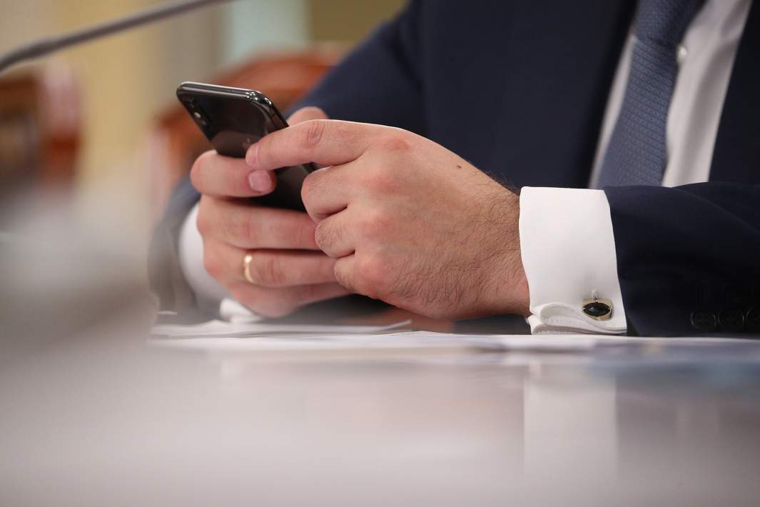 Телефон в руках