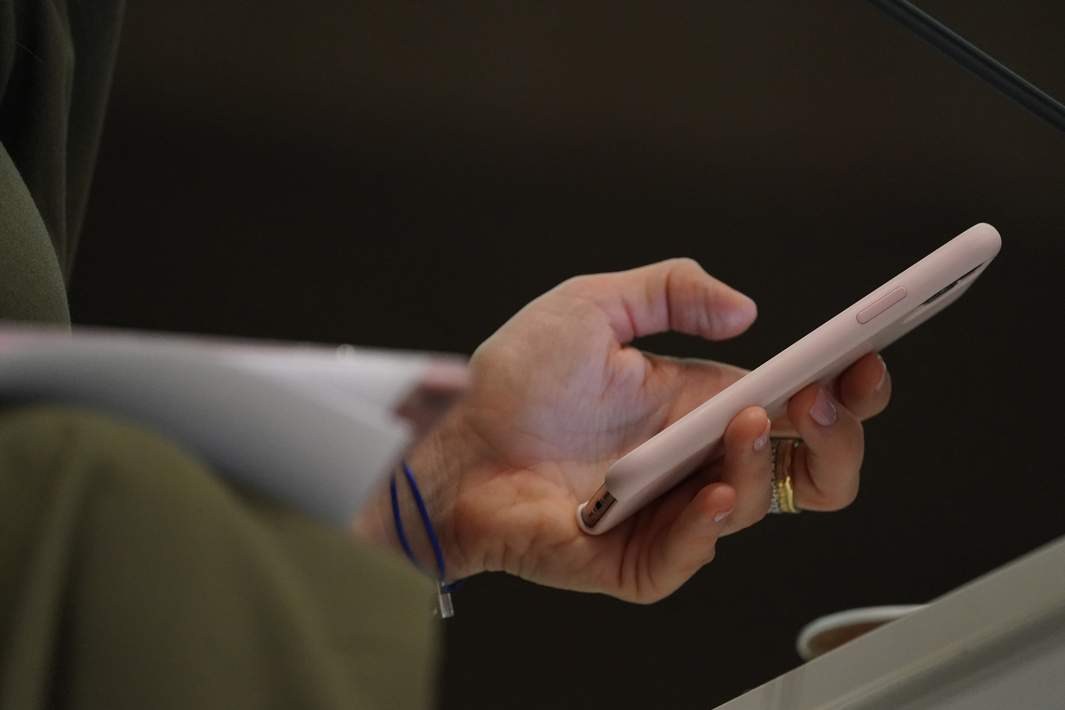 телефон в руках