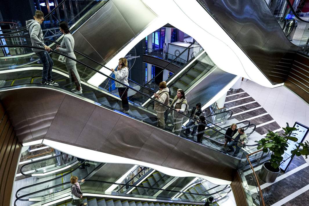 Посетители в торговом центре 