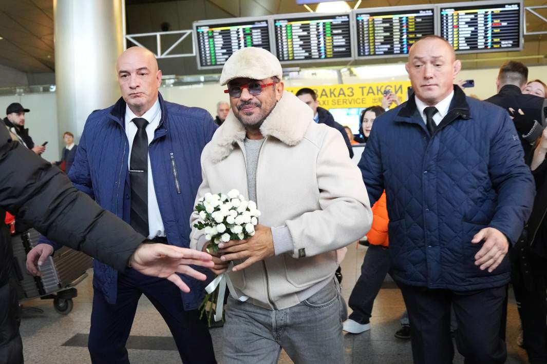 Певец Эмре Алтуг в аэропорту Внуково