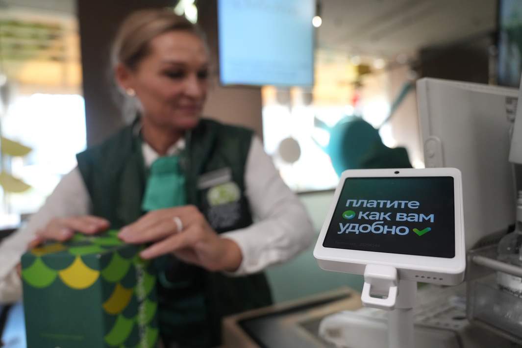Терминал для безналичной оплаты в одном из супермаркетов