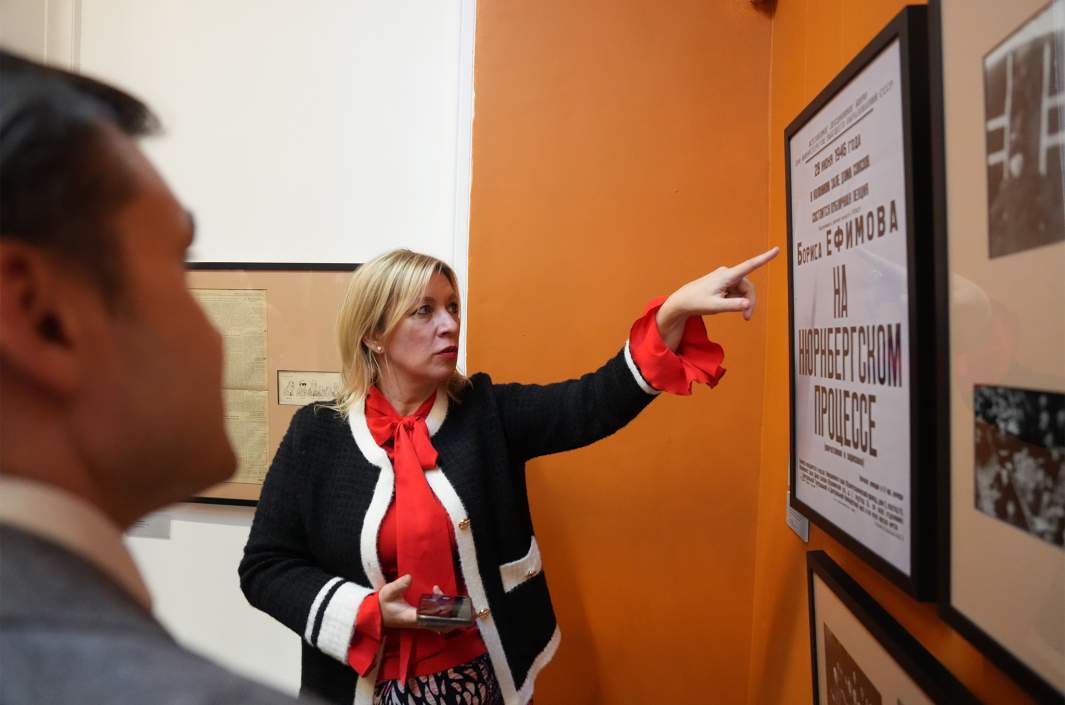Официальный представитель МИД РФ Мария Захарова на открытии выставки МИЦ «Известия» и Российской академии художеств к 125-летию со дня рождения Бориса Ефимова и 80-летию Нюрнбергского процесса
