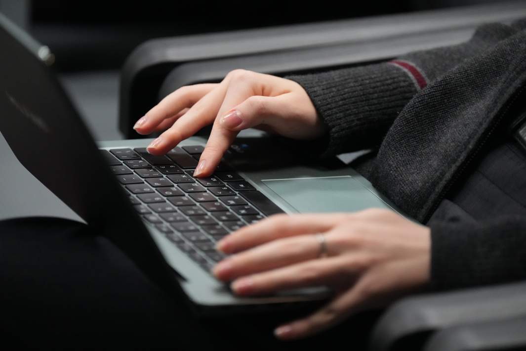 Женщина с ноутбуком 