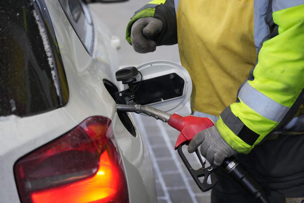 Заправка автомобиля пистолетом на автозаправочной станции