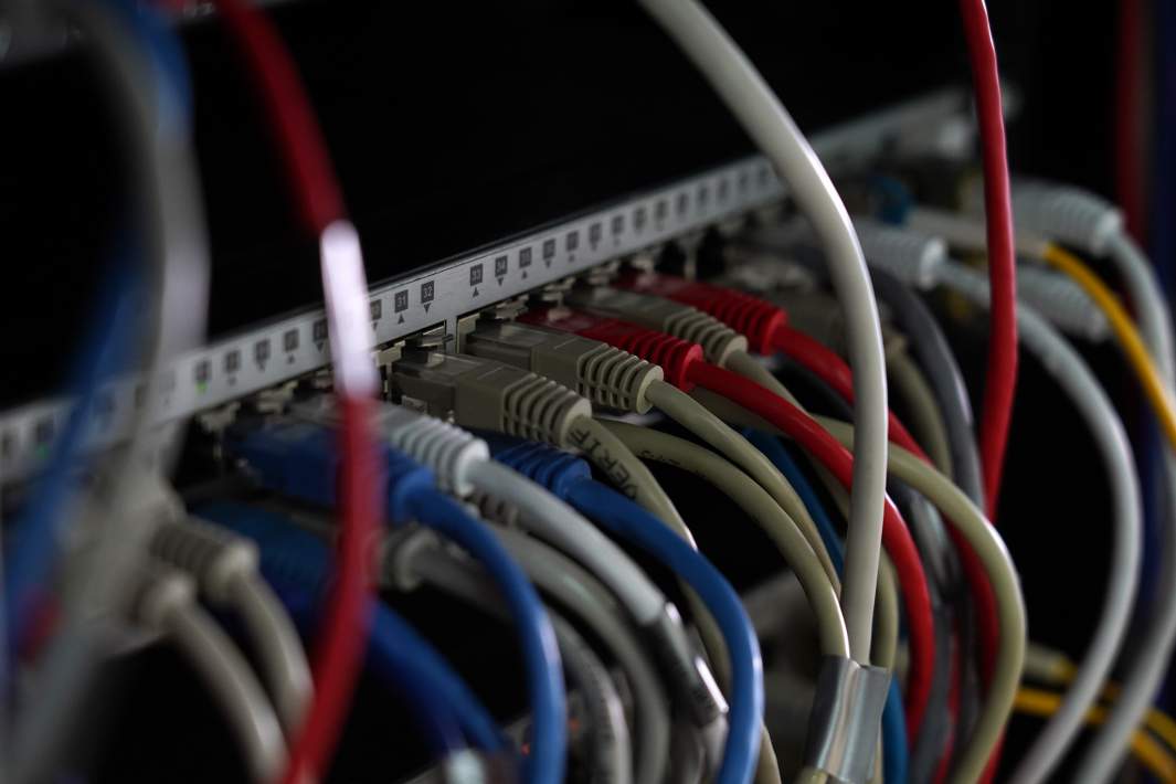 Провода в серверной 