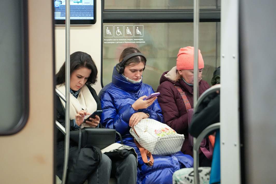 Пассажиры в метро