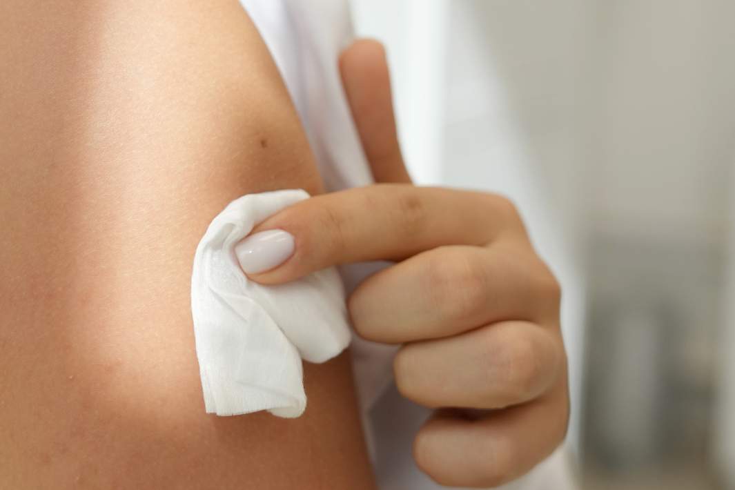 Ватка на месте укола 