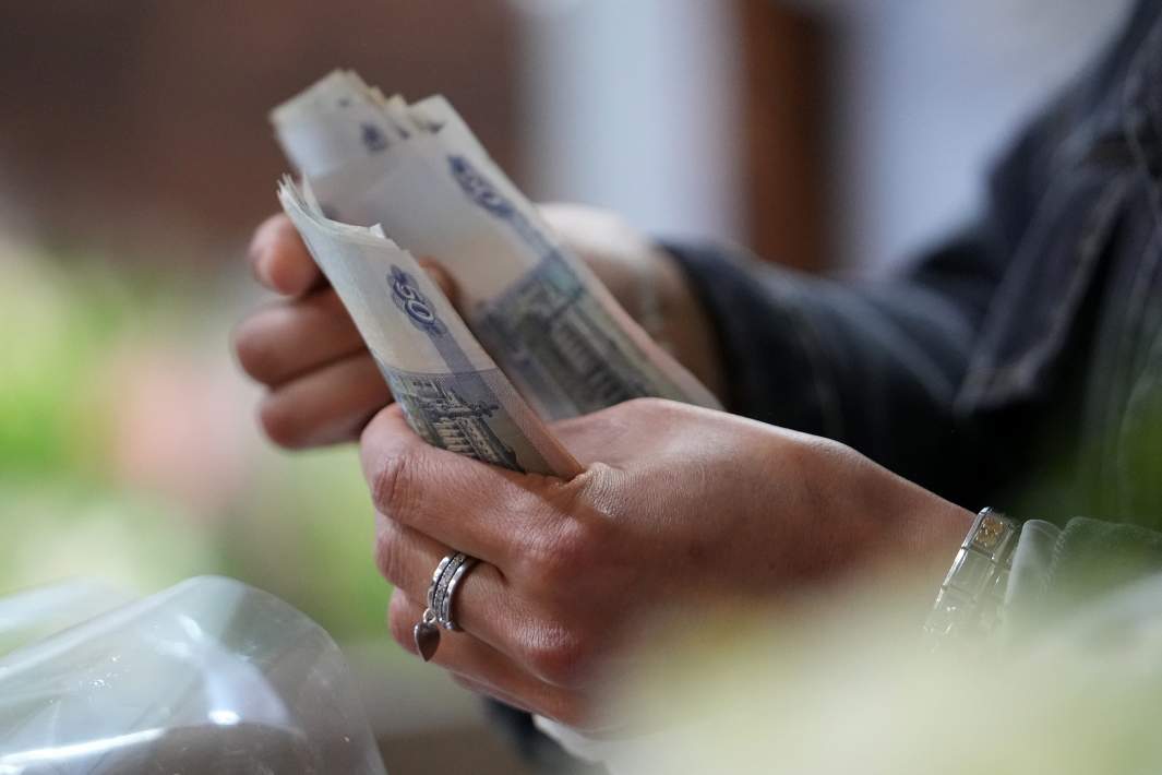 Рублевые купюры в руках