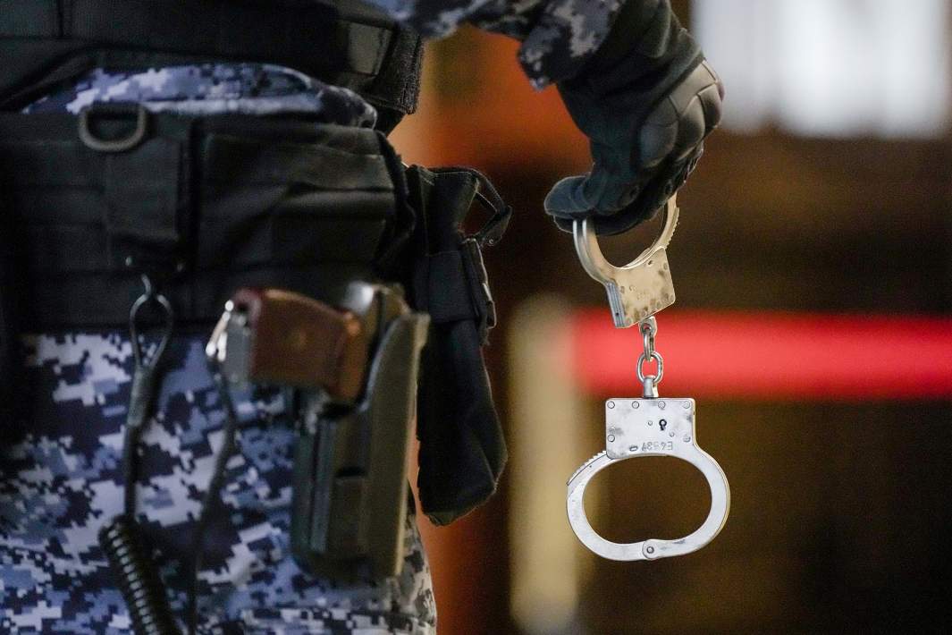 Сотрудник Росгвардии держит наручники 