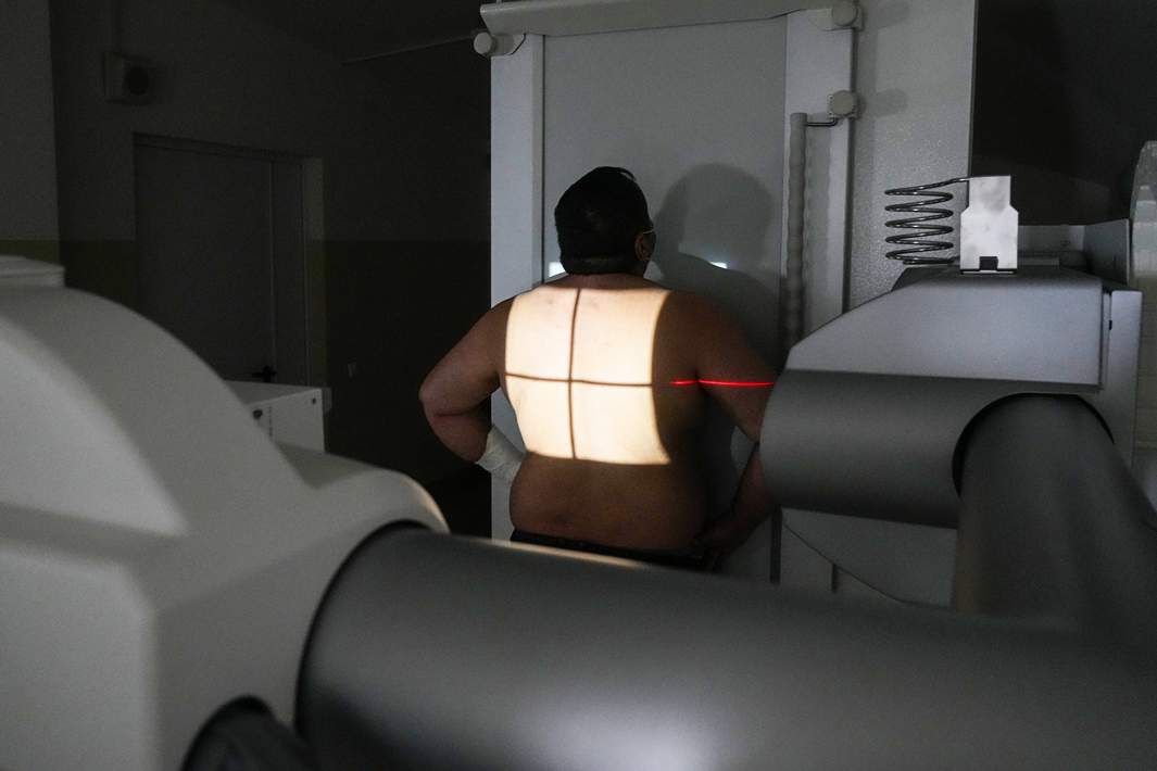 Мужчина делает рентген 