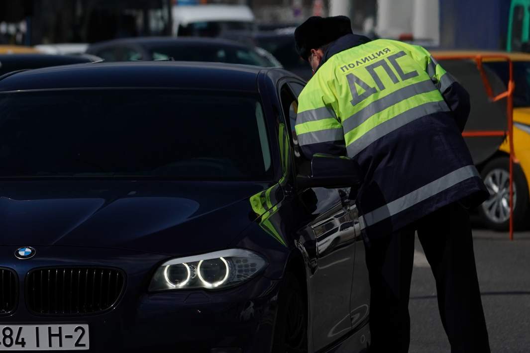 Инспектор ДПС проверяет документы у водителя