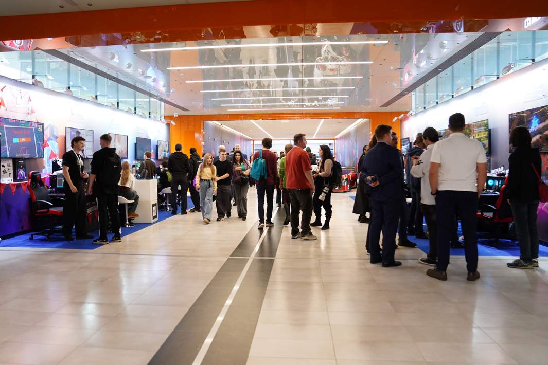 Посетители Московской международной недели видеоигр в «Сколково»