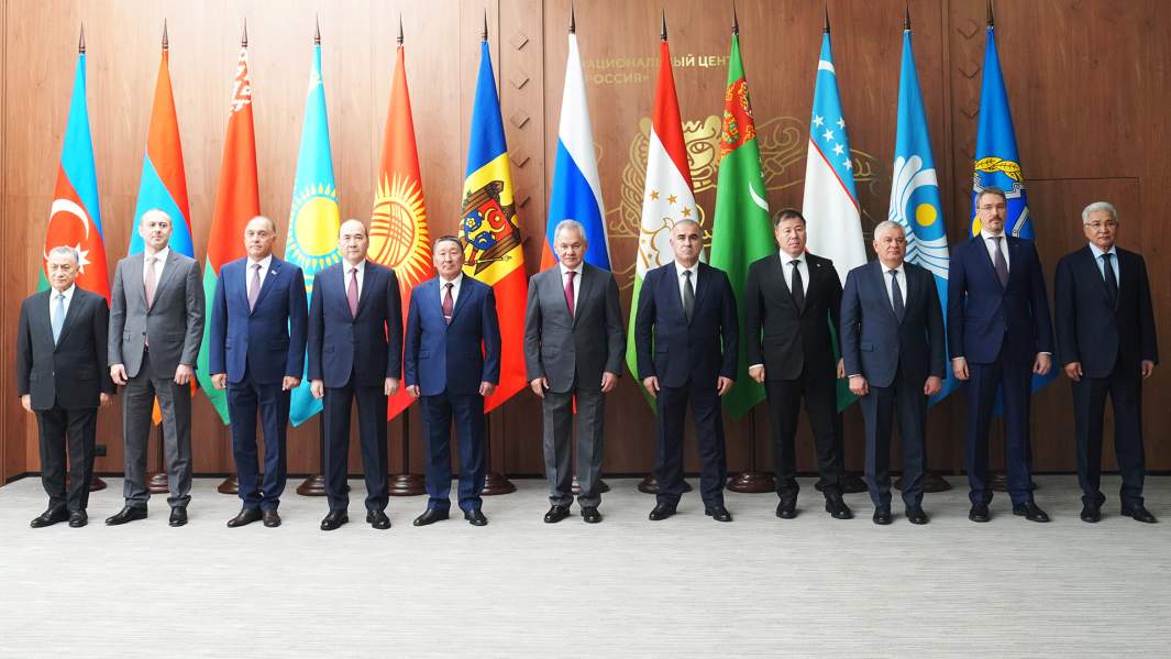 Участники на церемонии совместного фотографирования в рамках XIII встречи секретарей Cоветов безопасности государств — участников СНГ