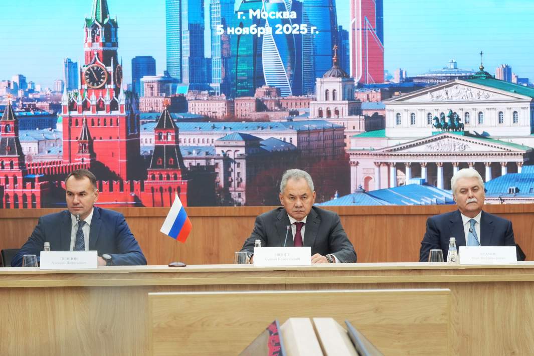 Секретарь Совета безопасности РФ Сергей Шойгу и заместители секретаря Совета Безопасности Российской Федерации Алексей Шевцов (слева) и Олег Храмов (справа) на пленарном заседании XIII встречи секретарей Cоветов безопасности государств-участников СНГ