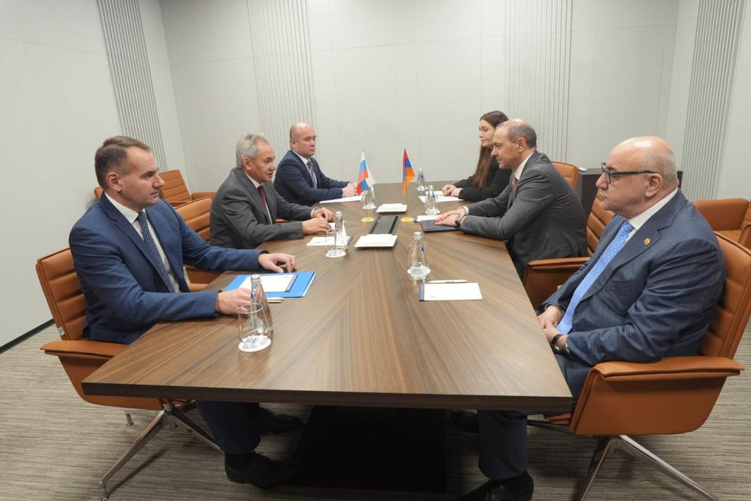 Секретарь Совета безопасности РФ Сергей Шойгу и секретарь Совета безопасности Армении Армен Григорян во время встречи в рамках XIII встречи секретарей Cоветов безопасности государств-участников СНГ