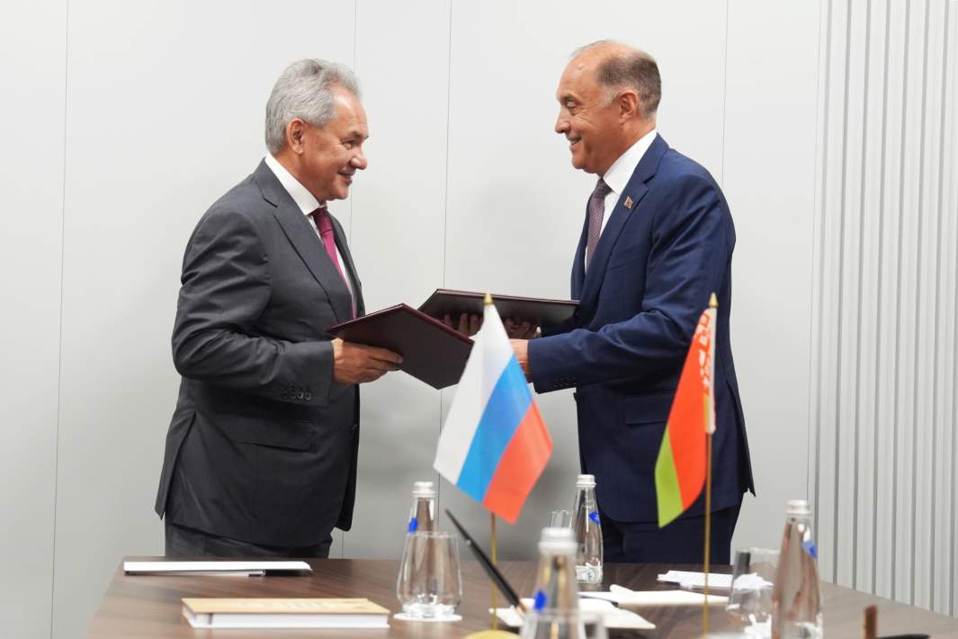 Секретарь Совета безопасности РФ Сергей Шойгу  и государственный секретарь Совета безопасности Белоруссии Александр Вольфович во время встречи в рамках XIII встречи секретарей Cоветов безопасности государств-участников СНГ