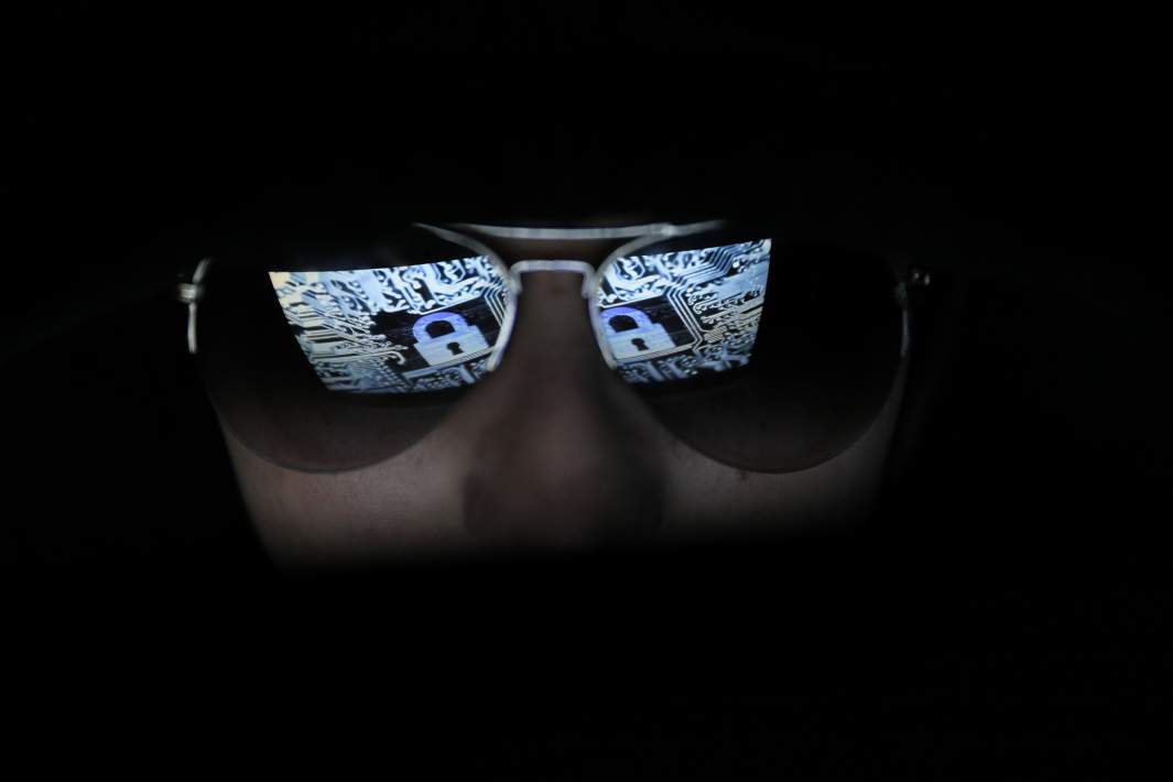 Хакер смотрит на экран 