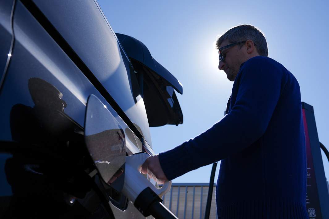 Электромобиль на зарядке 