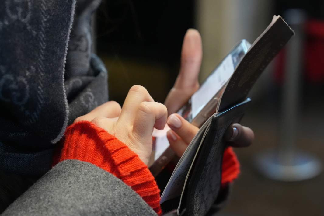 телефон в руках