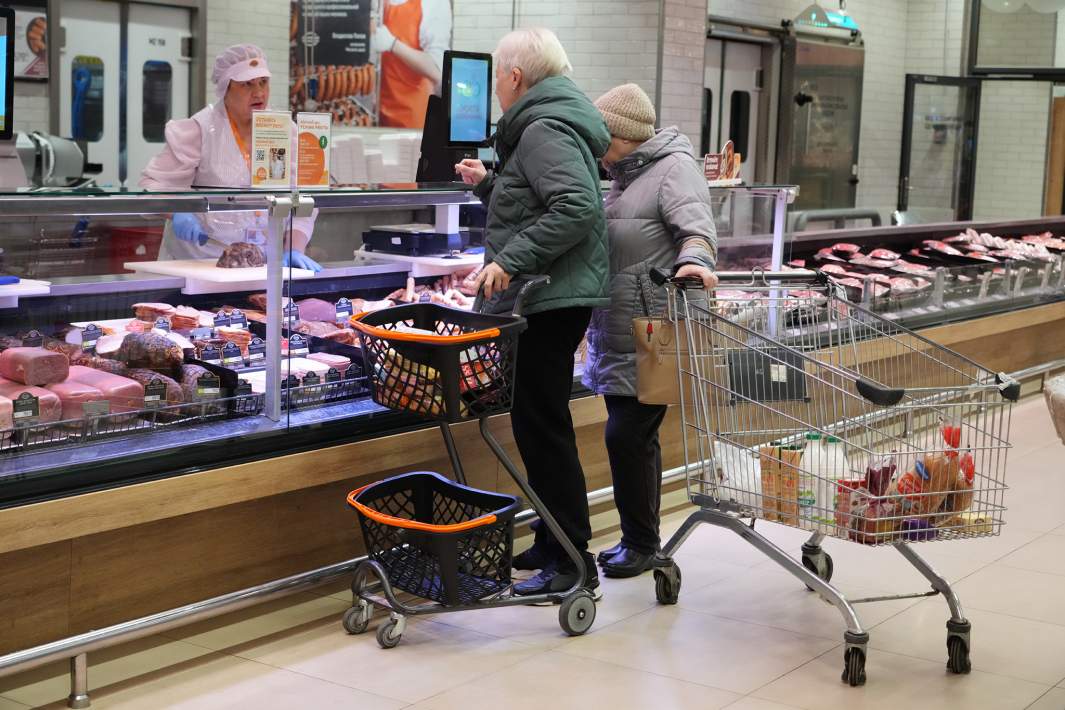 Покупатели в гипермаркете