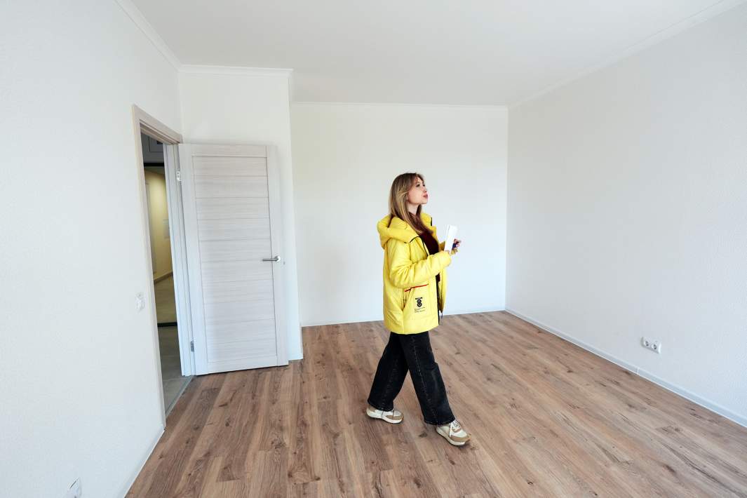 Девушка осматривает квартиру 