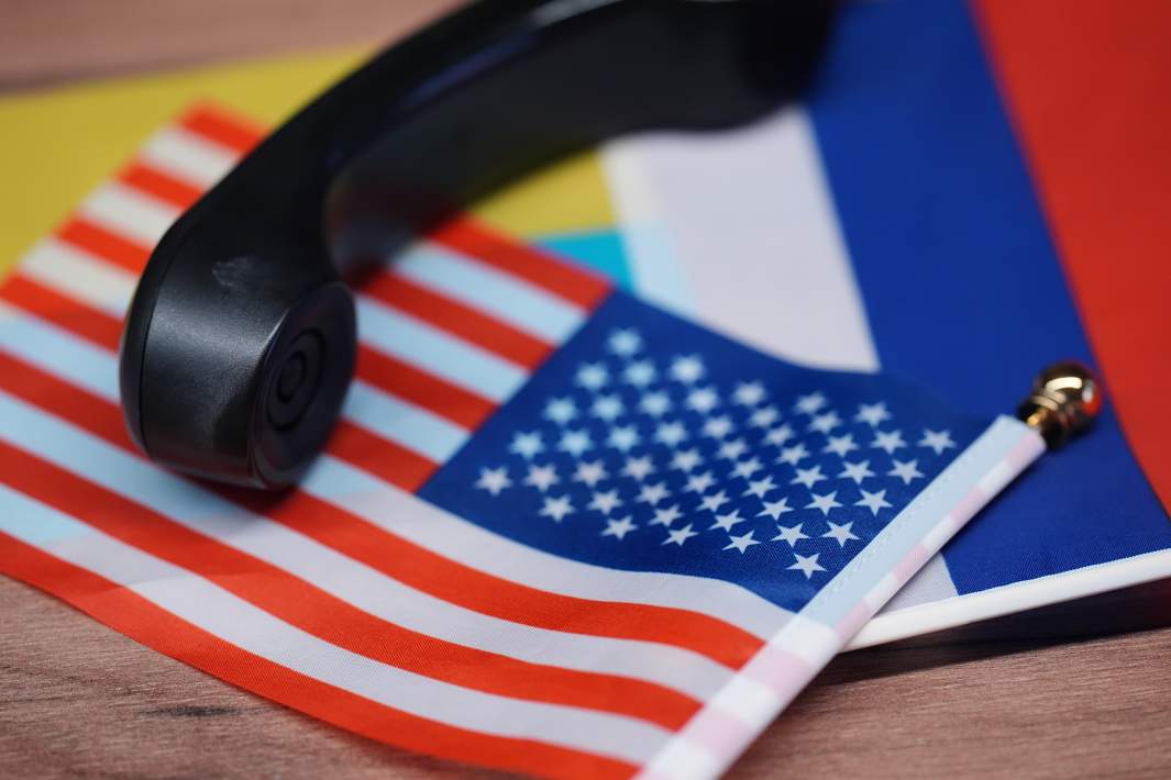 Флаги с телефоном