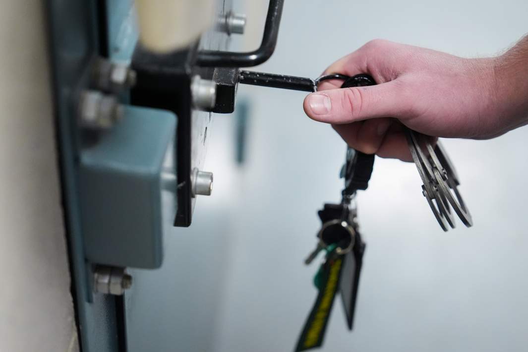 Охранник открывает дверь в СИЗО 