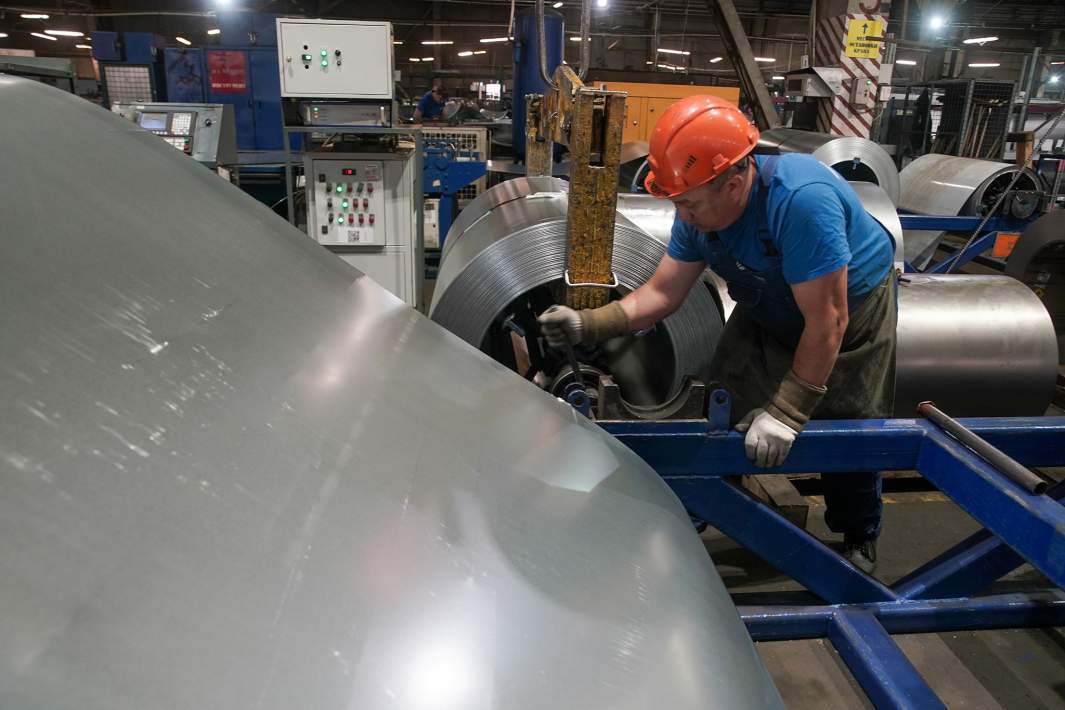 Рабочий в цеху 