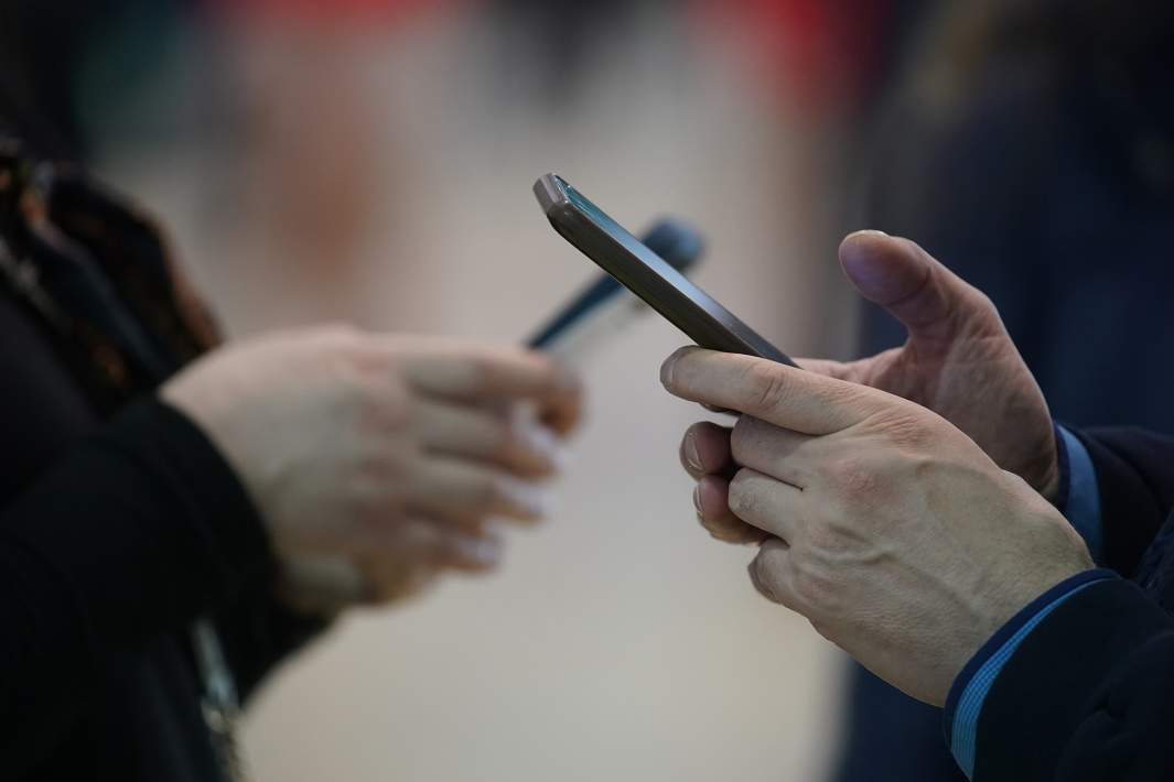 телефоны в руках