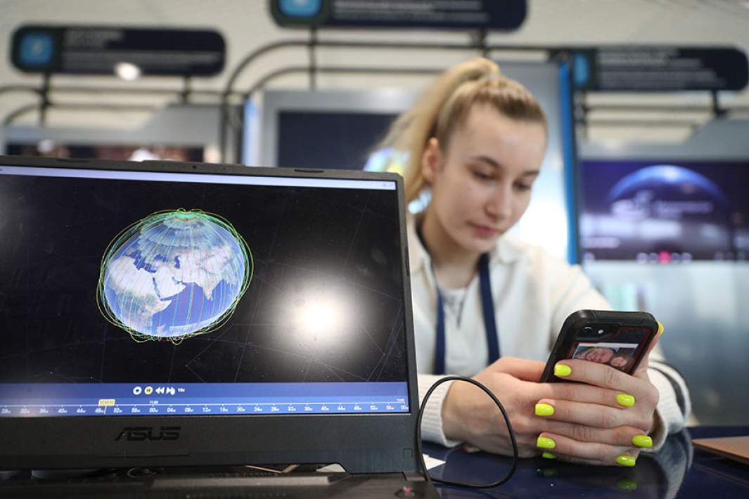 Девушка со смартфоном