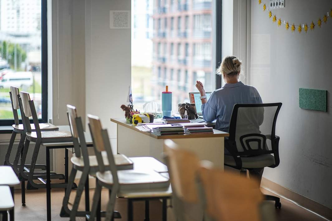 Учитель в классе 