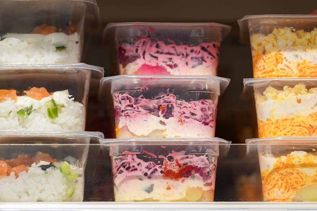 Готовые салаты в магазине 