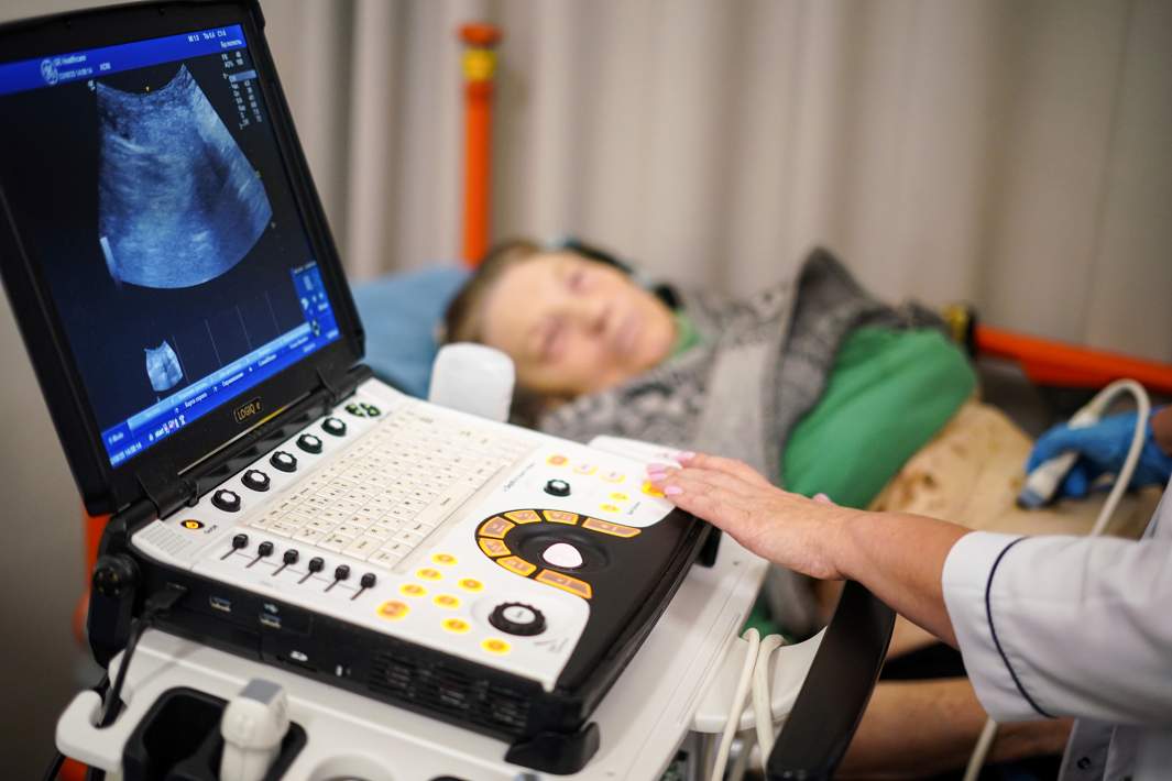 Обследование пациента на аппарате эхокардиографии (ЭХОКГ) в приемном отделении больницы